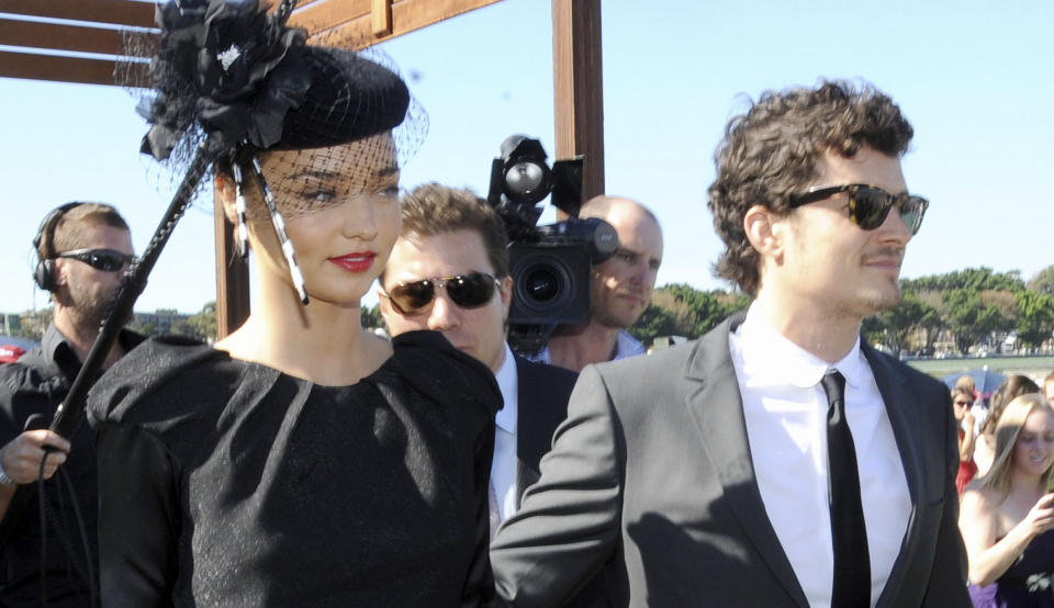 MORSOM HATT: Miranda Kerr hadde nok ikke p� seg denne hatten da hun i g�r giftet seg med Orlando Bloom i Los Angeles. Foto: SCANPIX