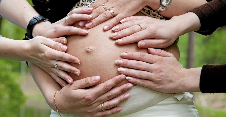 TAR P� MAGEN: Er det greit � ta p� magen til gravide? Flere i forumet barnimagen.com mener ikke det. Foto: Istock