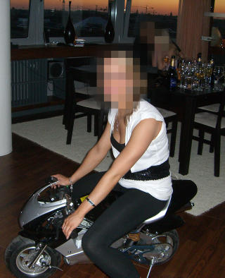 PARTY: Bes�kende raidet stua i Berlin med den s�lvgr� innemotorsykkelen. Foto: Privat