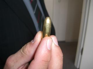 V�PEN: ...og med skarpladd pistol. Begge foto: Privat