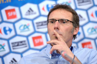 TAR GREP: Laurent Blancs f�rste kamp som Frankrike-sjef blir uten VM-stjerner. Foto: Miguel Medina / AFP.