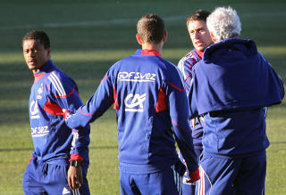 KNUFFET: Frankrike-kaptein Patrice Evra og fysisk trener Robert Duverne. Foto: AFP.