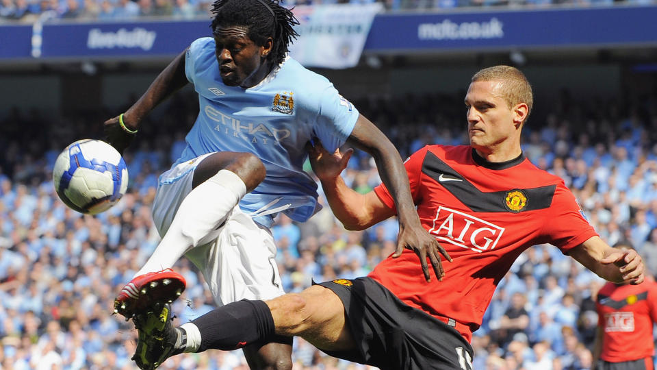 MED VIDERE: Nemanja Vidic' fremtid i United har v�rt hyppig omtalt og spekulert i. N� skal serberen, her i duell med Citys Emmanuel Adebayor, ha blitt enig om � bli i Manchester fire �r til. Foto: Nigel Roddis / REUTERS.