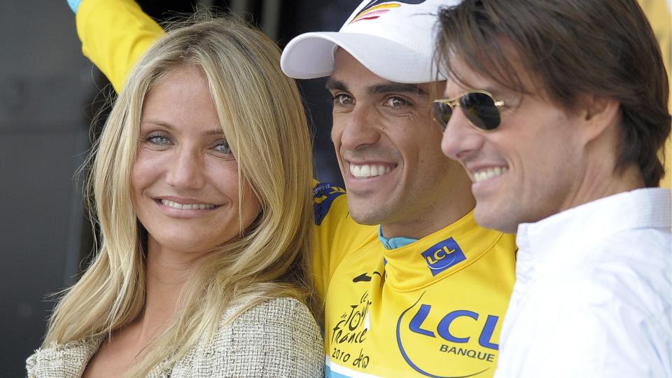 FEIRET MED FIFFEN: Cameron Diaz og Tom Cruise ga Alberto Contador selskap p� podiet da spanjolen ble overrakt den gule tr�ya. Foto: Nicolas Bouvy / EPA.