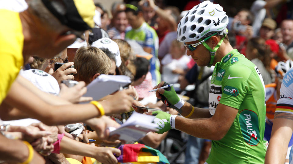 MISTET TR�YA Thor Hushovd mistet den gr�nne tr�ya, og p�st�r selv at han har gitt opp den gr�nne tr�ya. Her skriver nordmannen autografer til fansen i Bordeaux. Foto: Scanpix