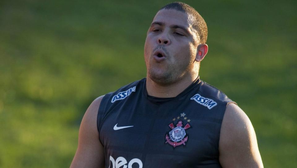 SLET MED PUSTEN: Ronaldo peste seg gjennom sprinttreningene p� g�rdagens Corinthians-trening. Foto: Mauricio Lima / EPA.