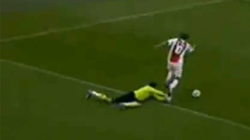 MISTET BALLEN: Ross Turnbull hadde en tilsynelatende enkel jobb med � fange ballen foran Siem de Jong. Istedet mistet glapp keeperen grepet, og Ajax-spilleren la p� til 2-1. Stillbilde: YouTube.