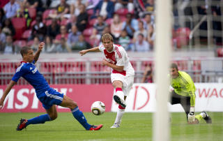 TILSKUER: Jeffrey Bruma og Ross Turnbull m�tte iaktta at Siem de Jong satte ballen i tomt m�l. Foto: Toussaint Kluiters / REUTERS.