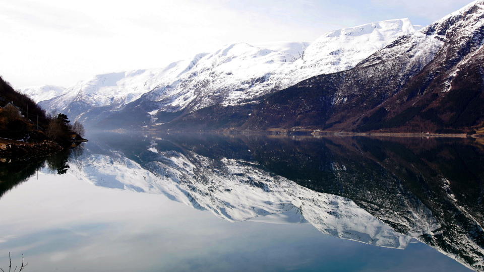 STR�MKABEL:  Kun penger st�r i veien for � la en str�mkabel erstatte luftspenn over Hardangerfjorden, mener eksperter. Foto: Scanpix