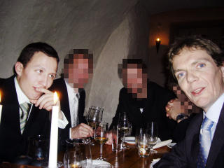P� FEST: Alex De Sola (t.v.) p� fest med Euroteam-toppene. Styreleder Andreas Gyrre sitter til h�yre i bildet. Foto: Privat