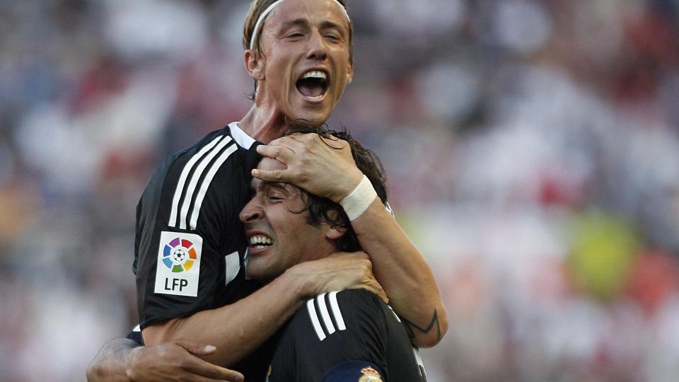 P� VEI BORT: B�de Guti (t.v.) og Ra�l har fantastiske karriere bak seg i Real Madrid. N� er det imidlertid slutt for dem begge. Ra�l havner trolig i Schalke, Guti i Besiktas.Foto: SCANPIX