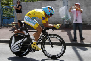 STILSTUDIE: Alberto Contador slet med � finne riktig sittestilling, men fikk til slutt kontroll over utstyret, og kontrollerte inn til sin tredje sammenlagtseier i Touren.Foto: SCANPIX