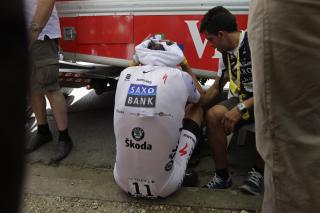 BARE NESTEN: Andy Schleck tok noen minutter for seg selv etter at det gikk opp for ham at han ikke klarte � distansere Alberto Contador.Foto: SCANPIX
