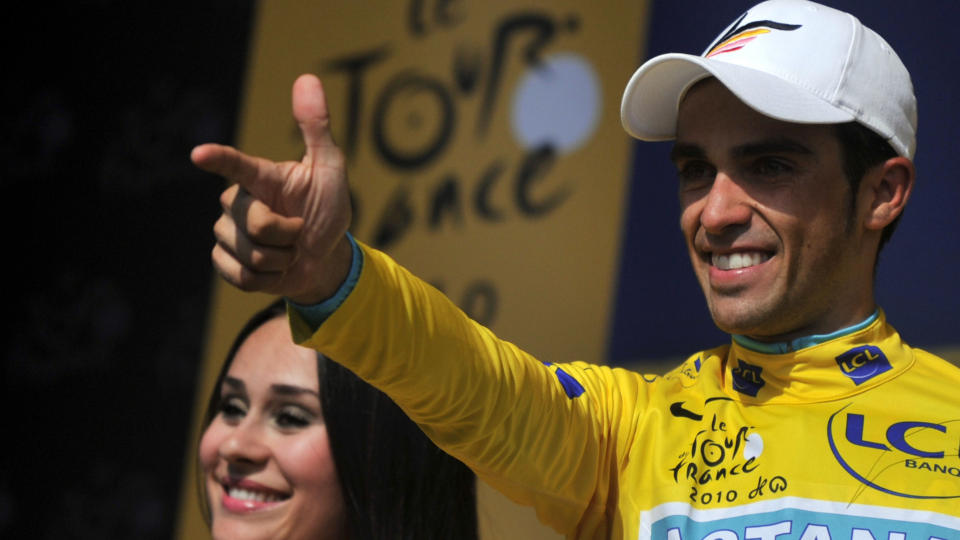 TRIUMFENS TIME: En lykkelig Alberto Contador kunne motta publikums hyllest som sammenlagtvinner i Tour de France for tredje gang, og �El Pistolero� svarte med sin signaturgest.Foto: SCANPIX