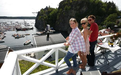 T�R IKKE: Amalie Juel (18), Henriette Jambak (19) og Martin Bakken (21) t�r ikke pr�ve dette.

FOTO: PER FL�THE
