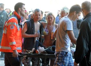 PANIKK: 19 festivaldeltakere d�de og nesten 350 ble skadet da det oppsto panikk i tunnelen som ledet til festivalomr�det til Love Parade i Duisburg.  Foto: AP Photo/dapd/Hermann J. Knippertz/Scanpix