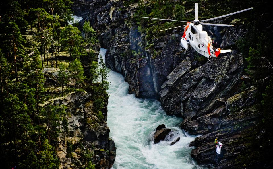 HENTET UT OMKOMNE: Mannskapet p� et Sea King redningshelikopter fra 330-skvadronen gjorde den dsytre jobben med � hente ut en av de omkomne i ettermiddag. Foto: THOMAS RASMUS SKAUG