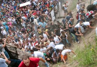 PANIKK: Folk fors�ker � komme seg unna de voldsomme folkemassene.  Foto: EPA/Erik Wiffers/Scanpix