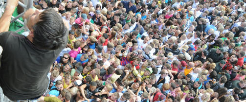 FLYKTER: Folk fors�ker � komme seg unna de enornme menneskemengdene da panikken br�t ut p� Love Parade i Duisburg i Tyskland i l�rdag. 19 d�de og nesten 350 personer ble skadet i tumultene. Foto: AFP/Scanpix