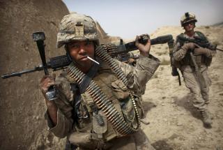 DYREST: Krigen mot terror har s� langt kostet 7 080 milliarder kroner m�lt i 2010-dollar. Her fra Helmand i Afghanistan. Foto: Kevin Frayer/Reuters/Scanpix