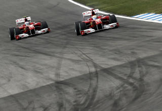 PASSERER: Alonso (h�yre) f�r enkelt passere Massa. Dermed ble Ferrari-leiren forn�yd. Foto: AFP