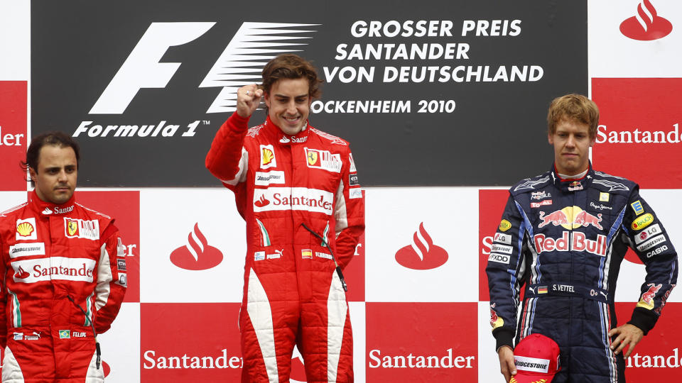 GLAD: Alonso jubler over F1-seieren p� Hockenheim. Massa til venstre er ikke like forn�yd. Foto: Reuters