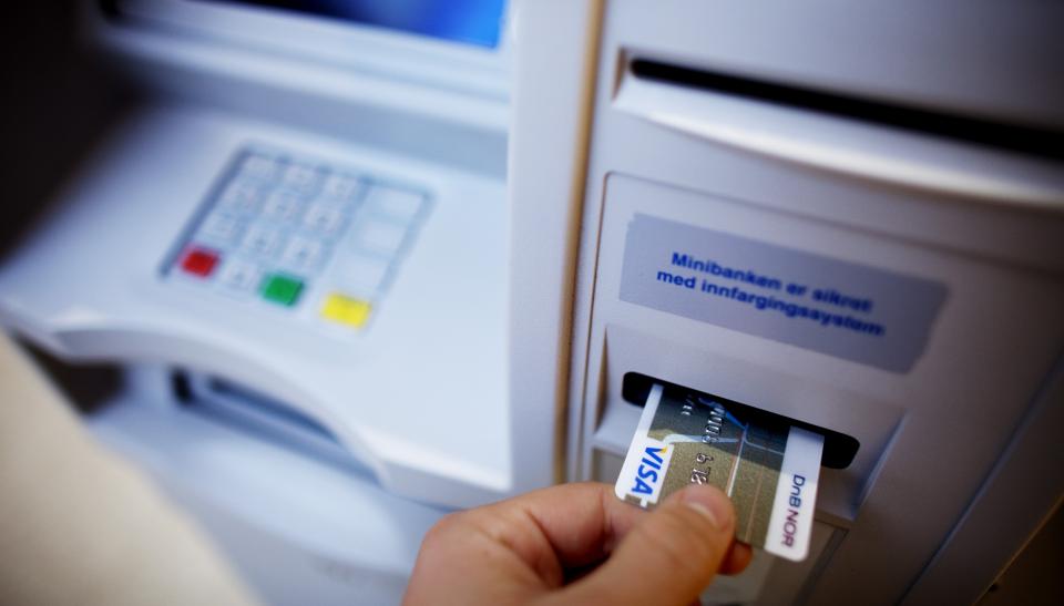 TATT FOR SKIMMING: Fem personer er p�grepet i Bergen etter at det ble montert skimmingutstyr p� minibanker. FOTO: Kyrre Lien / SCANPIX