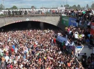PR�VER � FLYKTE: Folkemassen pr�ver fortvilt � flykte unna n�r det oppst�r panikk. FOTO: AP