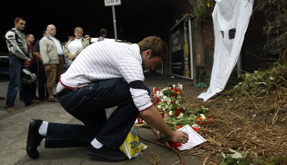 MINNES DE D�DE: Mange valgte � legge ned blomster ved tunnelen der panikk og trengsel kostet 19 mennesker livet l�rdag. Det rettes skarp kritikk mot arrangementet. Foto: REUTERS / Thomas Peter / SCANPIX