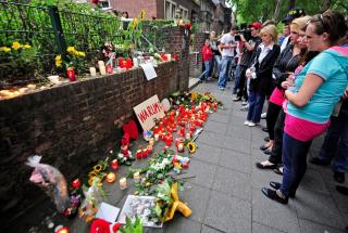 S�RGENDE: De d�de var mellom 20 og 40 �r gammel. Flere m�tte opp for � s�rge i dag. FOTO: AP/ddp/Clemens Bilan