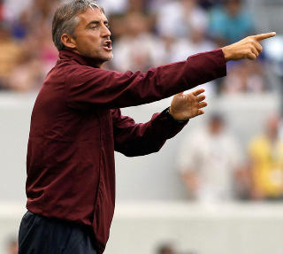 FIKK SJANSEN: Balotelli er full av lovord om City-sjef Roberto Mancini. Han styrte Inter da spissen fikk sin debut som 17-�ring. Foto: Mike Stobe/AFP