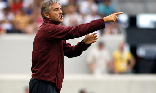 SKREMMESKUDD: Roberto Mancini sier at Manchester City bygger lag som andre storklubber, bare raskere. Italienerene mener de andre skremmes av det. Foto: Mike Stobe/Getty Images/AFP