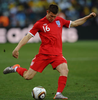 P� HANDLELISTA: James Milner har if�lge Villa gitt beskjed om at han vil bytte klubb, og n� kommer City med et nytt bud. Foto: AFP/PAUL ELLIS