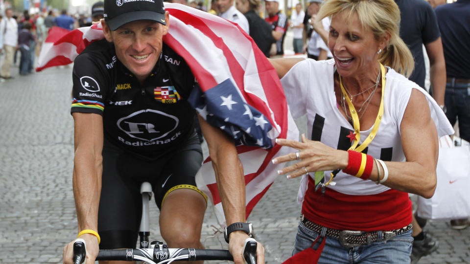 SISTE TUR OPP CHAMPS ELYSEES: Lance Armstrong har fortsatt fans i Frankrike. Foto: REUTERS/Francois Lenoir