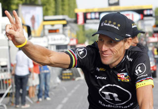 FARVEL: Armstrong mener lagseieren til Radioshack reddet touren for ham personlig. Foto: REUTERS/Francois Lenoir