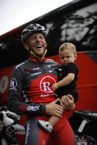 VIL HUSKE S�NN-BES�K: Her holder Armstrong lille Max, som var p� bes�k p� en av hviledagene. Foto: AFP/NATHALIE MAGNIEZ