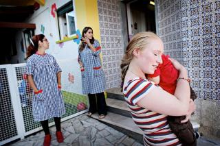 GUTTEN MIN! - Mamma er s� glad! N� g�r alt bra, hvisker Camilla i �ret p� s�nnen. De ansatte i barnehagen ber henne komme tilbake med s�nnen til avslutningen dagen etter. FOTO: JON TERJE HELLGREN HANSEN
