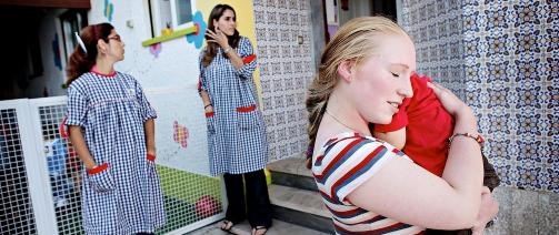 GUTTEN MIN! - Mamma er s� glad! N� g�r alt bra, hvisker Camilla i �ret p� s�nnen. De ansatte i barnehagen ber henne komme tilbake med s�nnen til avslutningen dagen etter. FOTO: JON TERJE HELLGREN HANSEN
