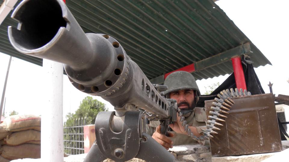 P� vakt: En pakistansk soldat vokter grensen til Afghanistan. Dokumenter offentliggjort av Wikileaks tyder p� at Pakistan har tettere b�nd til Taliban enn amerikanske myndigheter innr�mmer.  Foto: MATIULLAH ACHAKZAI / EPA