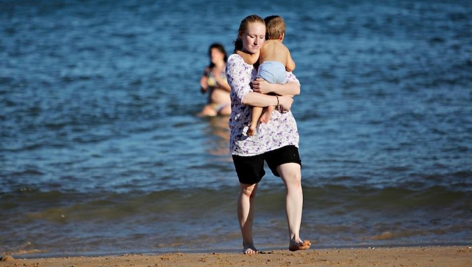 GJENFORENING: Martin (2) koser seg med mamma n�r hun endelig f�r ta ham ut av barnehagen i Portugal og v�re alene sammen med ham. FOTO: JON TERJE HELLGREN HANSEN