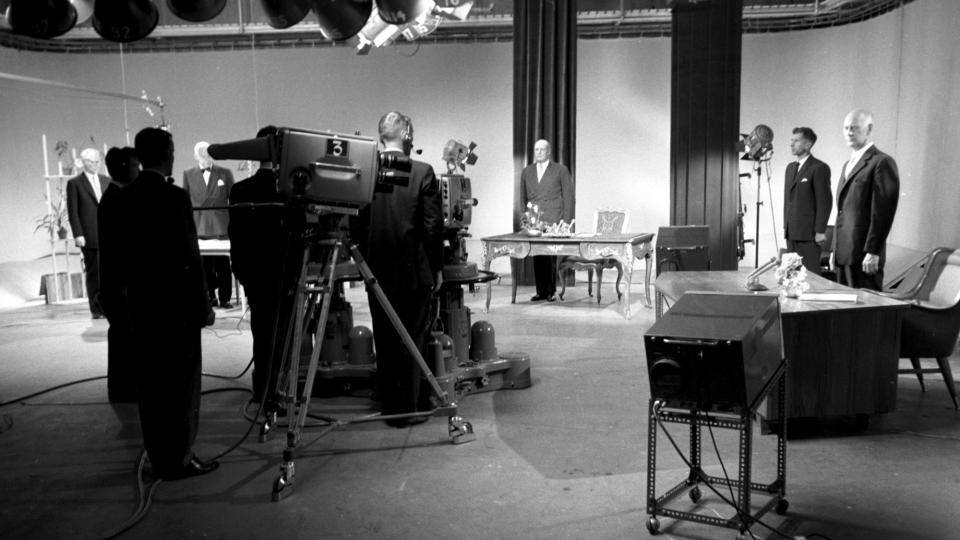 DET VAR EN GANG: Kong Olav og Einar Gerhardsen �pner NRKs fjernsynssendinger, 20. august 1960. Foto: Aaserud / Aktuell / Scanpix