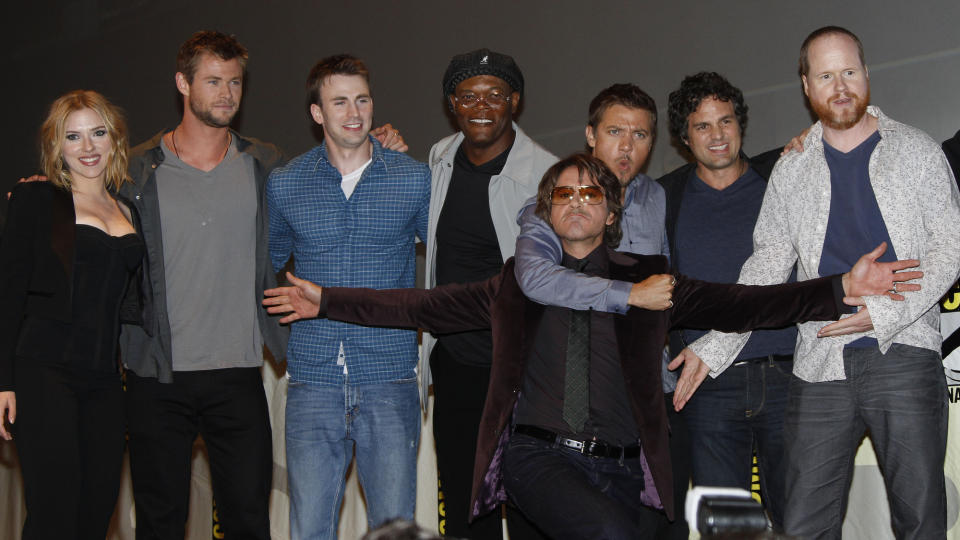 HELTER: Hvem trenger vel bekymre seg for onde skurker n�r heltene i �The Avengers� er Scarlett Johansson (Black Widow), Chris Hemsworth (Thor), Chris Evans (Captain America), Samuel L Jackson (Nick Fury), Robert Downey Jr. (Iron Man), Jeremy Renner (Hawkeye) og Mark Ruffalo (Hulken). Til h�yre: Regiss�r Joss Whedon. Foto: Denis Poroy/AP/Scanpix