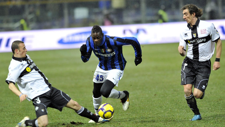 SUPERTALENT: Og urokr�ke. Mario Balotelli kan komme til � herje med engelske venstrebacker neste sesong. Foto: AFP