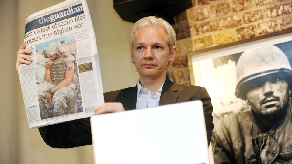 FORSVARER PUBLISERINGEN: Wikileaks' grunnlegger Julian Assange st�r fast ved at det var riktig � publisere de 91 000 klassifiserte dokumentene. Foto: REUTERS
