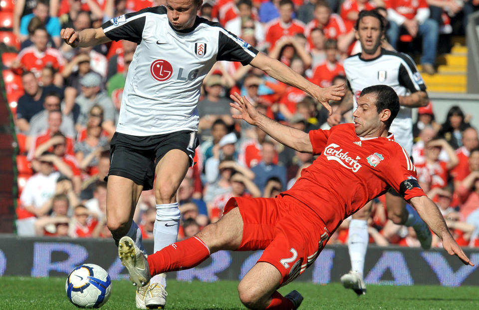 �NSKER SEG BORT: Liverpools  midtbanerivjern Javier Mascherano - her i duell med Erik Nevland (t.v.) - skal ha gitt manager Roy Hodgson klar beskjed om at han �nsker seg bort fra klubben..Foto: SCANPIX