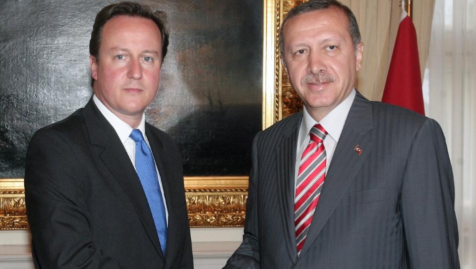 VARM ST�TTE: Storbritannias statsminister David Cameron gir varm st�tte til sin tyrkiske kollega Tayyip Erdogan og vertslandets �nske om EU-medlemskap. Foto: AP Photo/Adem Altan