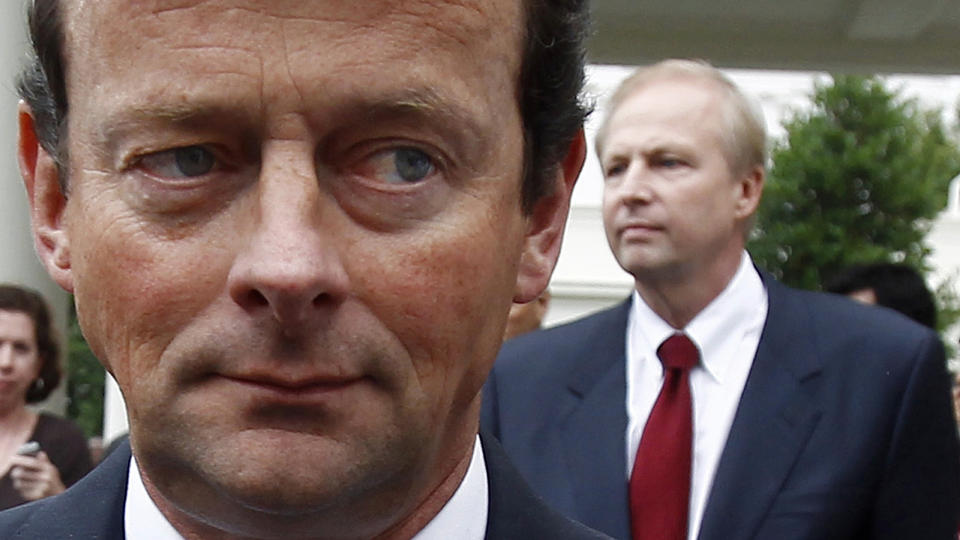 BYTTET UT: Tony Hayward g�r av og Bob Dudley (bak) tar over sjefsjobben i BP. Foto: Jim Young/Reuters/Scanpix
