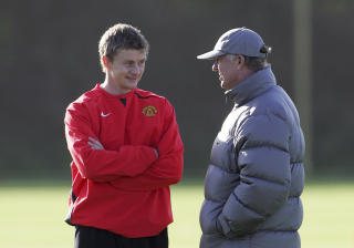 RESPEKT FOR SJEFEN: Ole Gunnar Solskj�r  har sagt at han ikke han kommer til � forlate United og Alex Ferguson med det f�rste. Foto: AP/Simon Pendrigh