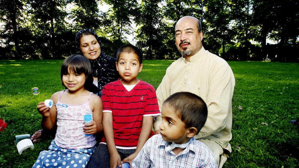 FLERE S�KSM�L: Bokhandleren Shah Muhammad Rais med kona Suraya Rais og barna. F.v. Mitra, Timor og Jalal Rais. Hun vant over �sne Seierstad i retten. N� vil de reise flere s�ksm�l.
Foto: Kristin Svorte