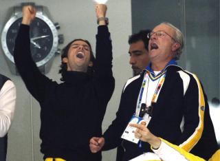 FAR OG SØNN: Prins Carl Philip er sportsinteressert. Her jubler han sammen med Kong Carl Gustav da Sverige vant hockey-finalen i vinter-OL, Italia, 2006. De to går også gjerne på elgjakt sammen. Foto: STELLA PICTURES FAR OG SØNN: Prins Carl Philip er sportsinteressert. Her jubler han sammen med Kong Carl Gustav da Sverige vant hockey-finalen i vinter-OL, Italia, 2006. De to går også gjerne på elgjakt sammen. Foto: STELLA PICTURES